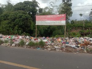 Warga Keluhkan Sampah Menumpuk di Perbatasan Canggu-Kota Besi