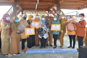 Ketua FKWT Lamteng Serahkan Bantuan untuk 12 KWT