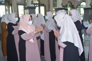 Ketua TP-PKK Lamteng Hadiri Pengukuhan DKM dan BAS-DMI