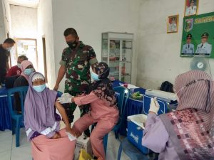Koramil Batanghari Lamtim Vaksinasi Keliling Desa