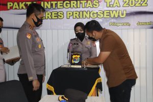 Perwira Polres Pringsewu Tandatangi Panja dan Pakta Integritas