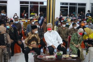 Kunjungi Mesuji, Ganjar Tanam Pohon di Desa Gedung Boga