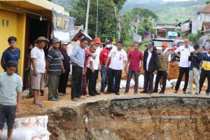Bupati Lampung Barat Tinjau Jalan Putus