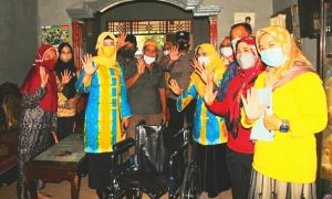 Ketua TP-PKK Metro Serahkan Bantuan Kursi Roda untuk Susilawati