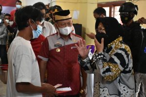 Bupati Dawam Dampingi Mensos Risma Kunjungi Warga Lamtim