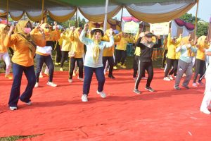 Bunga Kampung di Kecamatan Seputih Agung, Bunda Paud Senam Bersama Warga dan Bagikan KIA