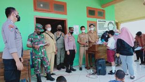 TNI-Polri Kawal Vaksinasi Ratusan Anak di Lamtim