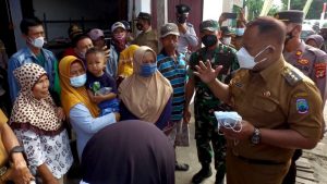 Bupati Lamsel Bagikan Masker di Way Sulan