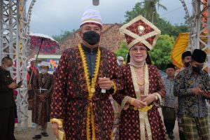 Bupati Umar Ahmad Mendapat Gelar Adat Suttan Puccak Negara