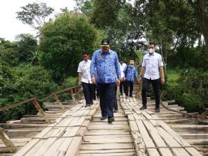 Bupati Lamteng Tinjau Jembatan Penghubung Dua Kecamatan