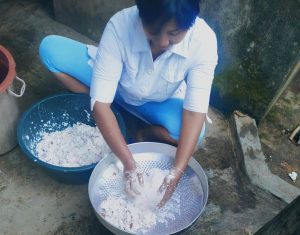 Warga Pekon Gumukmas Produksi Minyak Goreng
