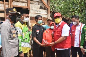 PMI Lamtim Salurkan Bantuan untuk Korban Angin Puting Beliung di Giri Mulyo