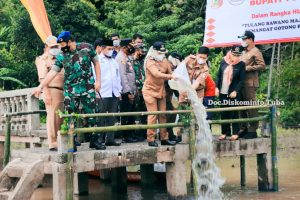 Bupati Winarti Tebar 25 Ribu Ikan di Sungai Tulang Bawang