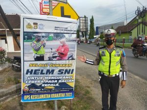 Satlantas Polres Pringsewu Pasang Banner Imbauan di Jalinbar