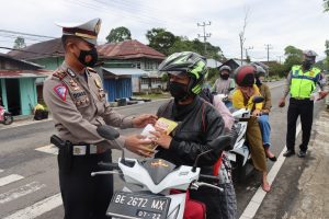 Gelar OKK 2022, Polres Lambar Bagikan Minyak Goreng dan Masker