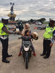 Satlantas Polres Pringsewu Bagikan Masker
