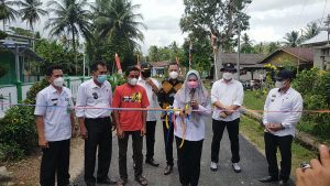 Bupati Dewi Resmikan Jalan Hotmix CSR di Pekon Kalisari