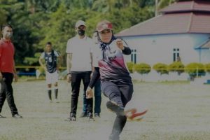 Tendangan Winarti Buka Turnamen Sepak Bola Bupati Tuba Cup