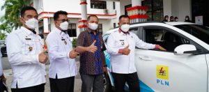 Bupati Nanang Ermanto Tes Drive Mobil Listrik