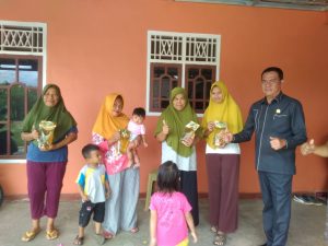 Wakil Ketua DPRD Pesawaran Bagikan Migor di Desa Pujorahayu