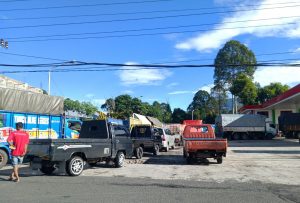 Puluhan Kendaraan Antre di SPBU Kembahang