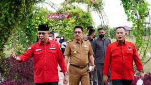 Bupati Lamsel Ajak Sutono Keliling Kebun Edukasi
