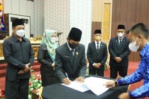 DPRD Pringsewu Gelar Paripurna Usulan Pemberhentian Sujadi dan Fauzi