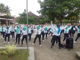 Puluhan Warga Tiga Kecamatan Senam Ceria PKB di Pantai Muara Indah