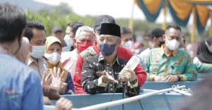 Bupati Sujadi Serahkan Bantuan untuk Kelompok Perikanan