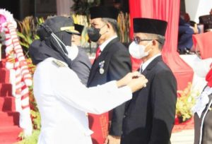 78 PNS Tuba Terima Penghargaan Satyalancana Karya Satya