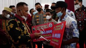 Bupati Nanang Bagikan BLT dan Resmikan Kantor Desa Sabah Balau