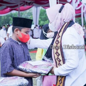 Bupati Tuba Salurkan Bantuan di Kecamatan Meraksa Aji
