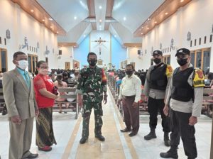 Babinsa dan Bhabinkamtibmas Amankan Gereja Santo Martinus