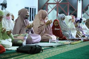 Bupati Tulang Bawang Serahkan Bantuan Ratusan Juta