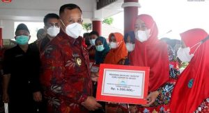 Ribuan Guru Honorer di Lamsel Terima Insentif