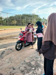Murid SMPN 4 Mesuji Bagikan Takjil Gratis