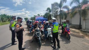 Satlantas Polres Mesuji Kawal Pemudik Sampai Perbatasan
