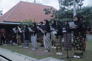 Membangun Karakter Diri Lewat Baca Puisi