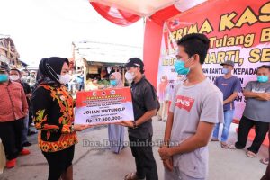 Bupati Winarti Berikan Bantuan Pedagang Korban Kebakaran Pasar Unit 2