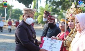 Bupati Lamsel Berikan Penghargaan SLKS Guru Berprestasi