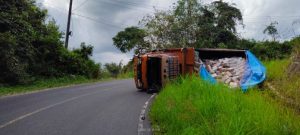 Truk Terguling di Tanjakan Simpang Luas Lampung Barat
