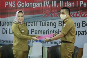 Bupati Winarti Serahkan SK Kenaikan Pangkat
