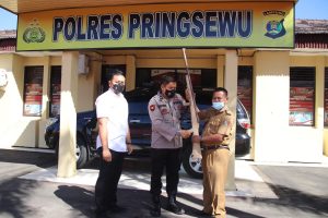 Warga Pringsewu Serahkan Senpi Rakitan kepada Polisi
