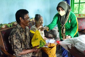 Ketua TP-PKK Lamteng Gulirkan Kegiatan Bunga Kampung di Kecamatan Buminabung