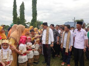 Bunga Kampung di Kecamatan Anak Ratu Aji, Bupati Lampung Tengah Disambut Ribuan Warga