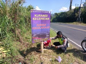 Satlantas Polres Lambar, Pasang Banner Imbauan di Lokasi Rawan Lakalantas