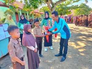 Bangkitkan Semangat Belajar,  Murid SDN 8 Rawajitu Utara Terima Hadiah