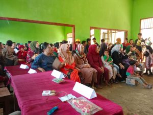 SDN 1 Rawajitu Utara Berikan Piala dan Buku Tulis untuk Murid Berprestasi