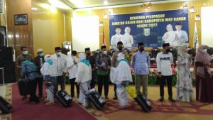 Hadiri Pelepasan Keberangkatan 106 Calhaj, Ini Harapan Bupati RAS