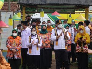 Bupati Lamteng Dampingi Zaidirina Kunjungi Kampung Bandaragung